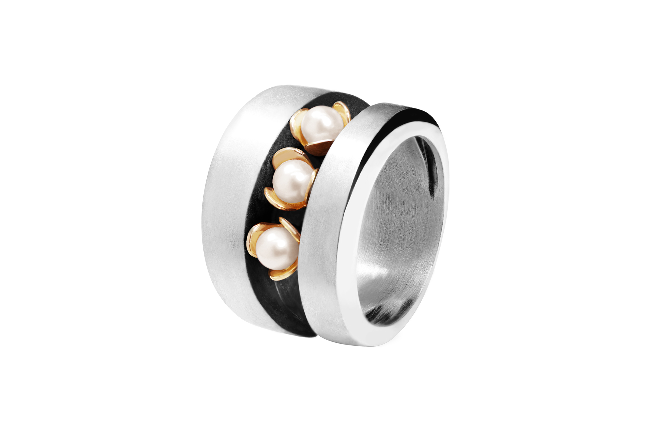 Joia: anel;Material: prata 925 e ouro 9kt;Peso: 11.40 gr (prata) e 1.10 gr (ouro);Pedras: pérolas naturais;Cor: bicolor;Género: mulher