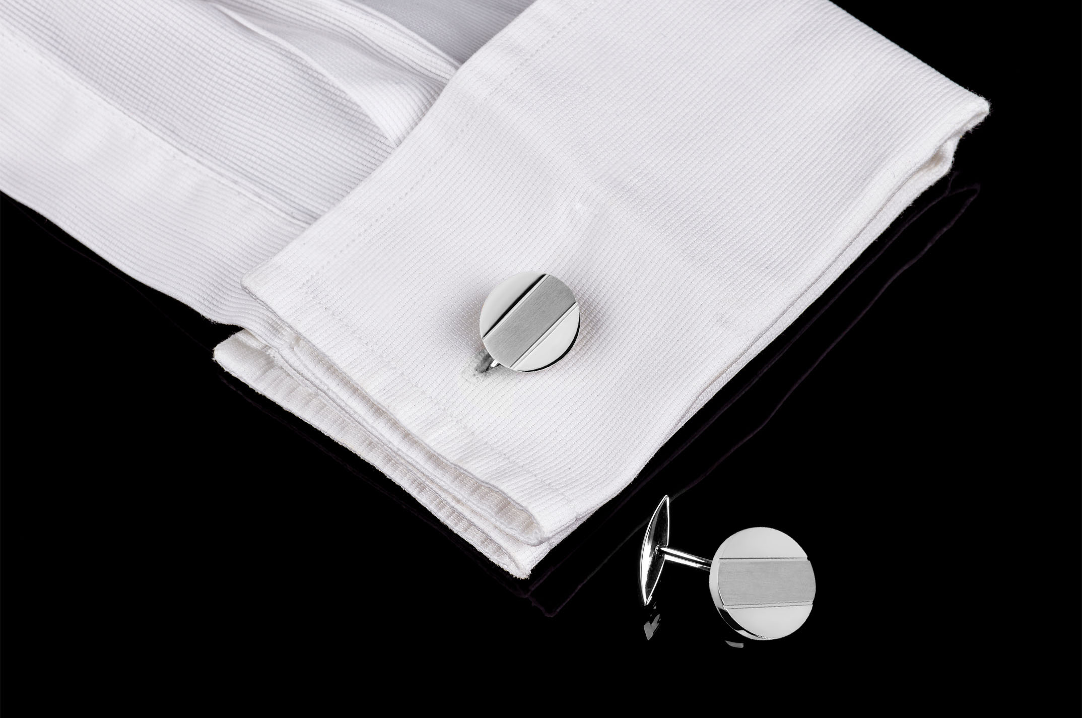 Joia: botões de punho;Material: prata 925;Peso: 8.9 gr;Cor: branco;Medida (diametro): 1.5 cm;Género: homem