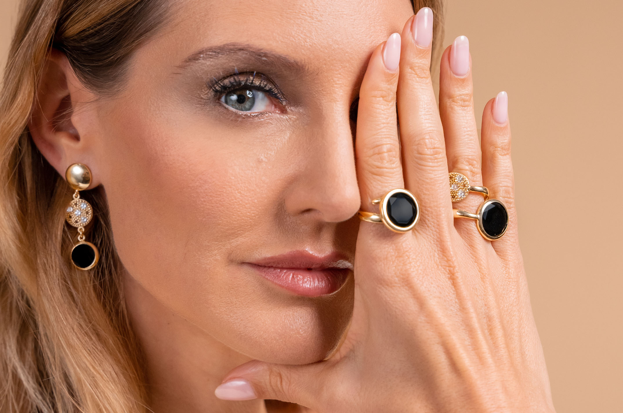 Joia: anel;Material: prata 925;Pedra: zircónia;Peso: 5.2 gr;Cor: amarelo;Género: mulher